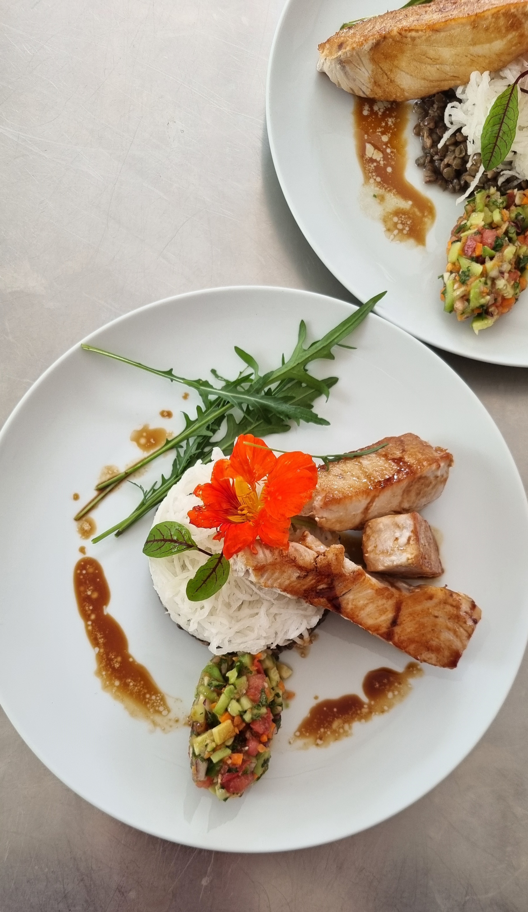 Saumon laqué et sa garniture de légumes